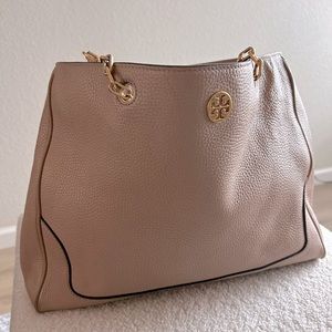 Gently used Tory Burch gold chain leather handbag. A tanish / peachy color.